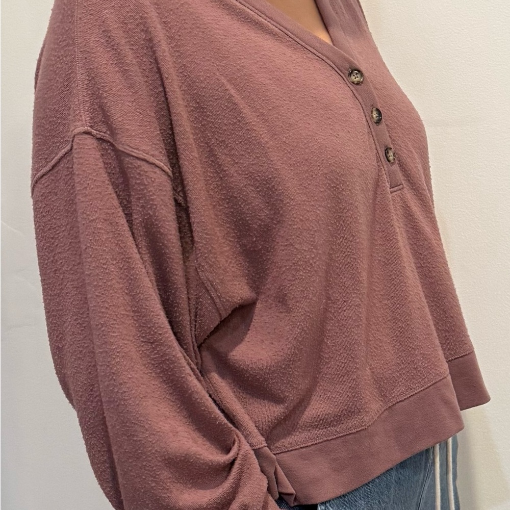 💥HP 💥 Alo alolux Henley in size medium womans